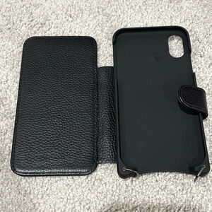 Bandolier Hailey Folio
CROSSBODY PHONE CASE IN BLACK/PEWTER, fits iPhone X/XS.